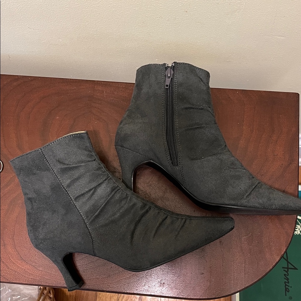 NWT Annie Women's Elegant Charcoal Gray Shoe Boots 7.5M
